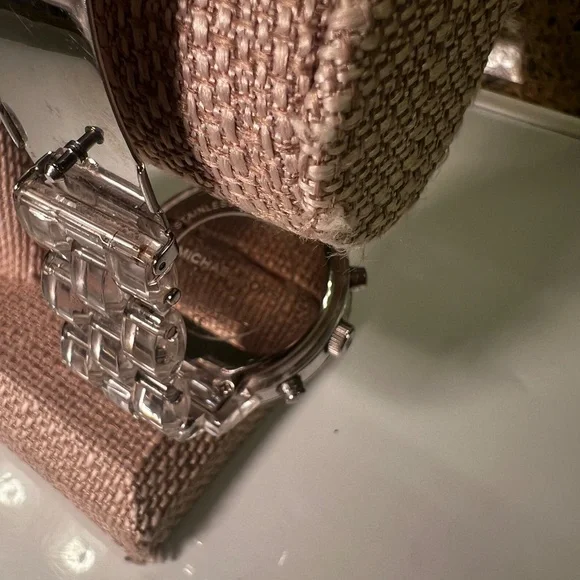 SOLD Michael Kors Silver 5235 Watch New Battery and Clear 5.5” Band - Picture 11 of 11